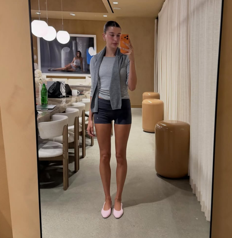 Hailey Bieber već nosi boju sezone. Cipele u toj nijansi izgledaju odlično