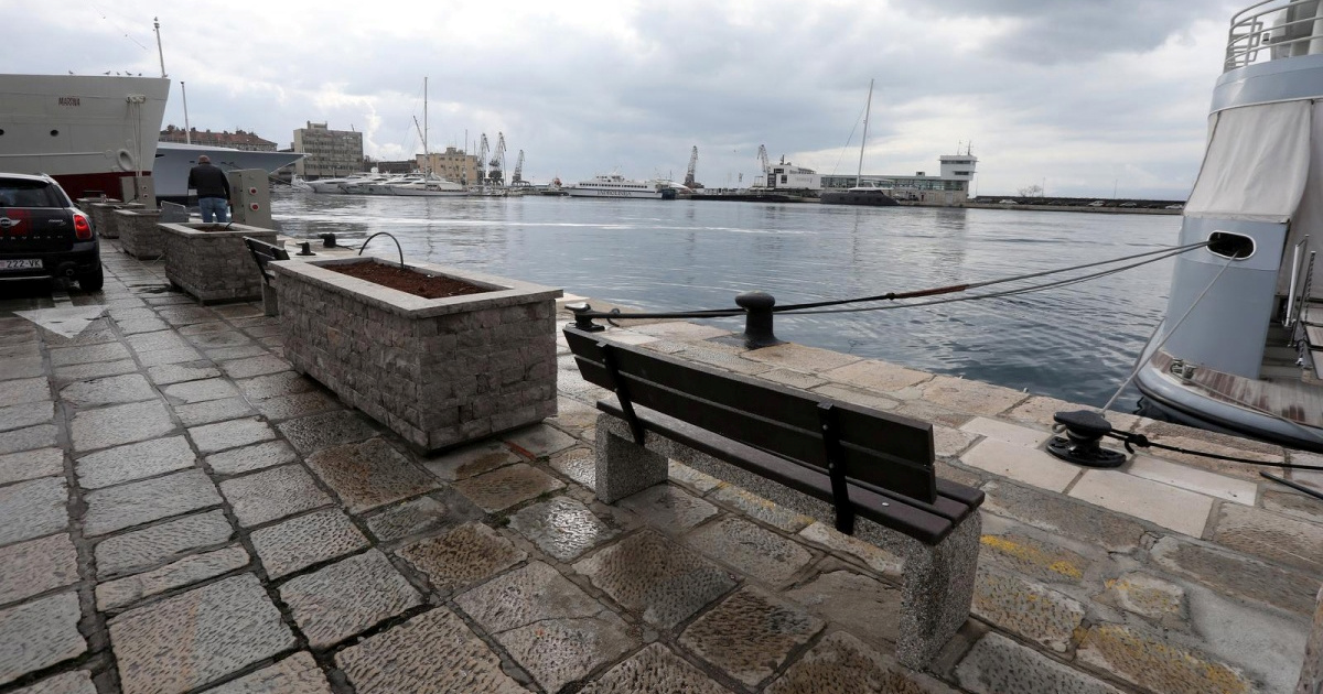 Policajac skočio u more u riječkoj luci i spasio muškarca koji se utapao