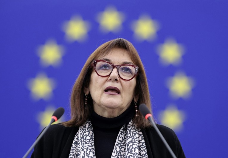 Dubravka Šuica poslana da riješi krizu u Španjolskoj hahahahahaha