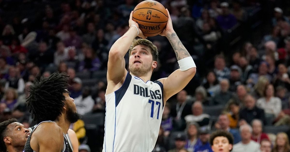 Dončić pogađao trice kao nikad prije i pokvario Carmelov jubilej