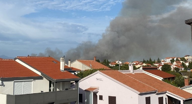 Lokaliziran požar koji je buknuo na ulazu u Zadar. Vatrogascima pomagali kanaderi