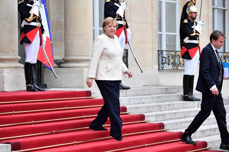 Merkel je jučer teško disala, tvrdi da je to jer se brzo penjala stubama