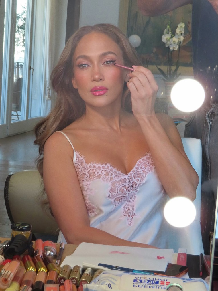 Jennifer Lopez pozirala u haljini nalik negližeu, grudnjak je preskočila