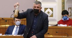 Bulj u saboru Plenkoviću pokazao vodu s fekalijama: Ovo je Cetina, to pije Dalmacija