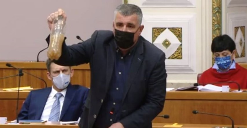 Bulj u saboru Plenkoviću pokazao vodu s fekalijama: Ovo je Cetina, to pije Dalmacija