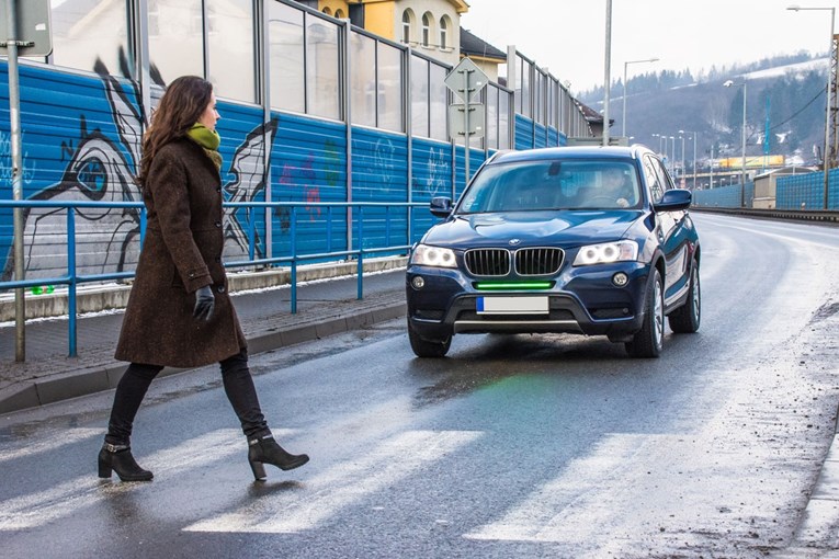 Na ceste stigli automobili s prednjim kočionim svjetlom