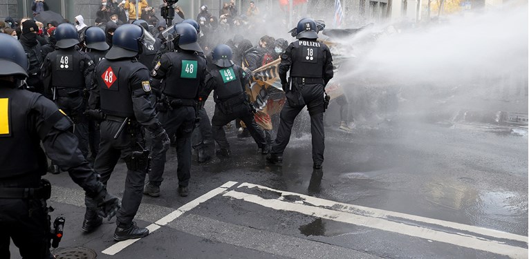 VIDEO Pogledajte prosvjed protiv mjera u Frankfurtu, policija upotrijebila vodeni top