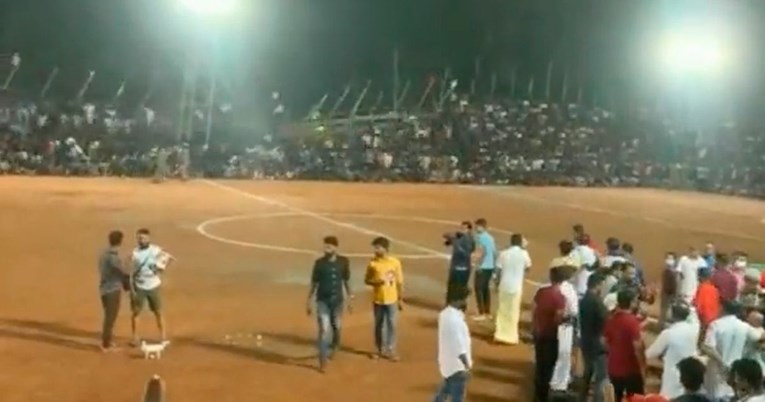 VIDEO Urušila se tribina na nogometnoj utakmici u Indiji, više od 200 ozlijeđenih