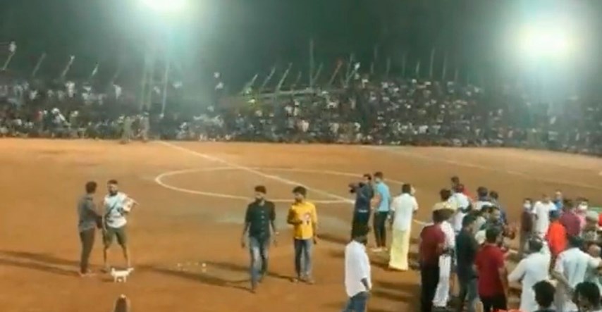 VIDEO Urušila se tribina na nogometnoj utakmici u Indiji, više od 200 ozlijeđenih
