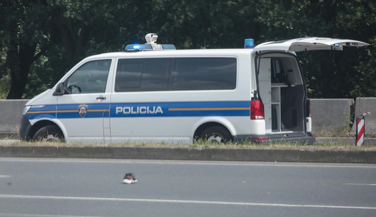 Auto naletio na motocikl u Gospiću, motociklist (25) je teško ozlijeđen