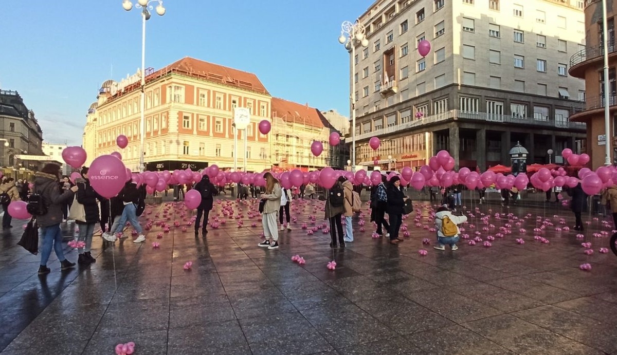 Na Trgu bana Jelačića povodom Dana žena u zrak puštene stotine ružičastih balona