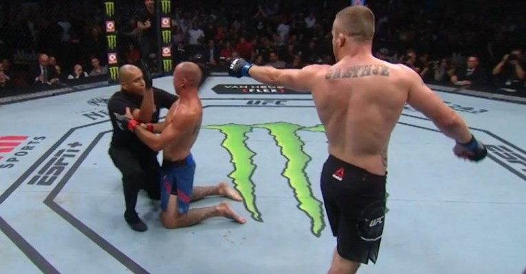 Ovo se rijetko viđa u UFC-u: Nije više htio udarati suparnika, poludio na suca