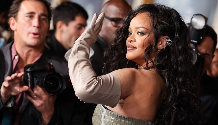 Rihanna se prvi put nakon poroda pojavila na crvenom tepihu. Nosila neobičnu kreaciju