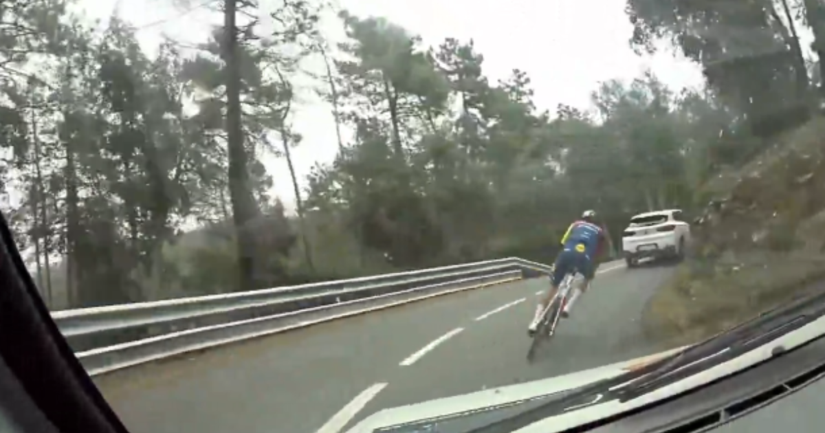 Motociklist na biciklu preticao automobile i izazvao ljutnju: "Za ovo da se pravdam?"