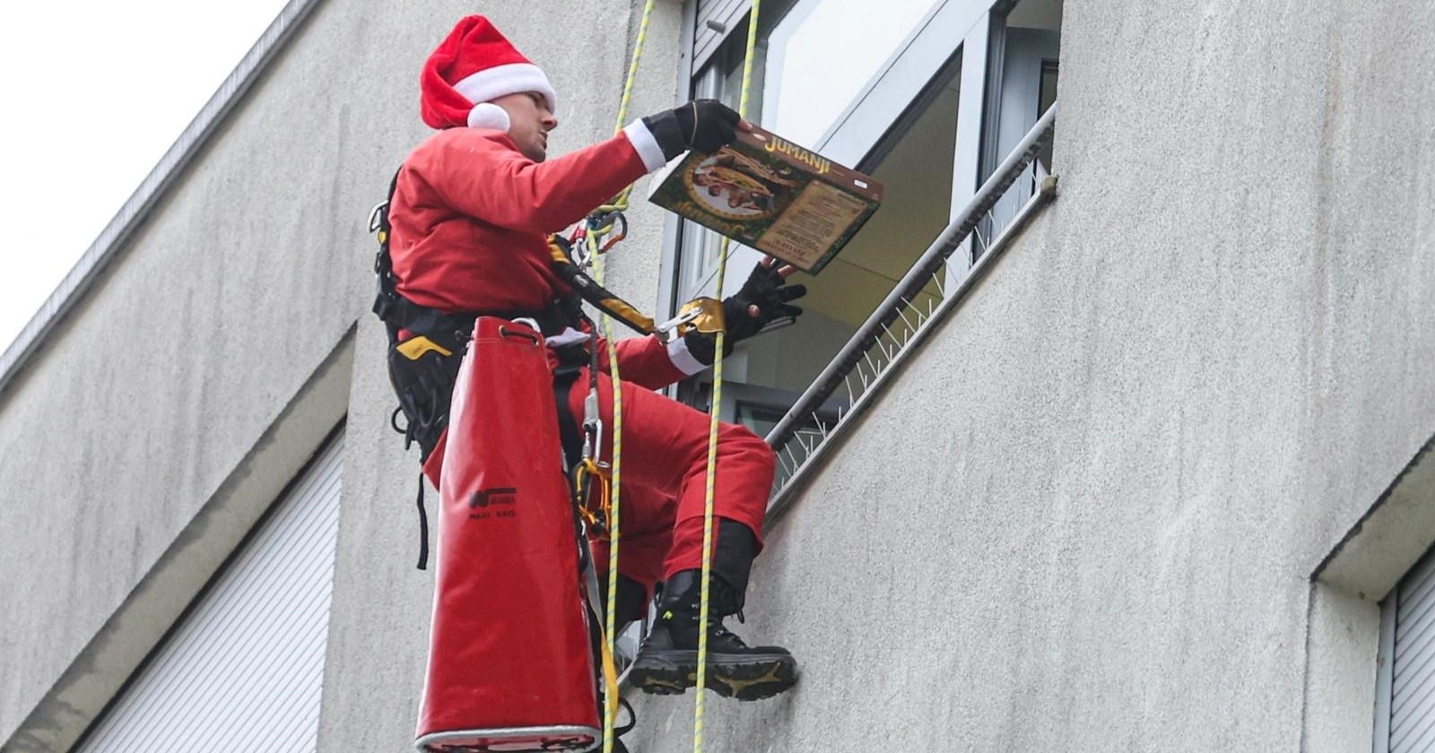 VIDEO Djedovi Božićnjaci spustili se s krova bolnice na Rebru, djeci dijelili darove