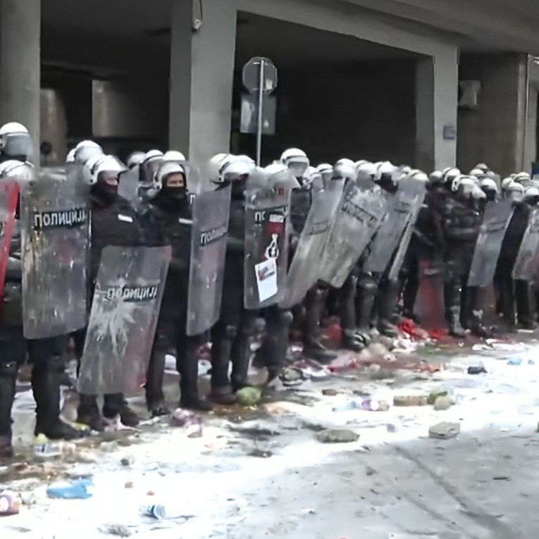 VIDEO Policajci spustili štitove tijekom 15-minutne šutnje u Novom Sadu, pljeskali im