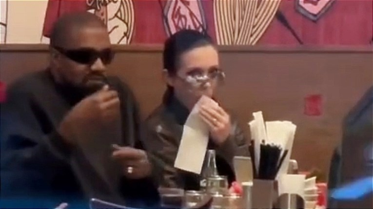 Kanye West i Bianca snimljeni u restoranu u Tokiju, bili su dobro raspoloženi