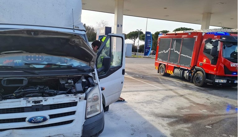 FOTO Na benzinskoj u Istri se zapalio manji kamion