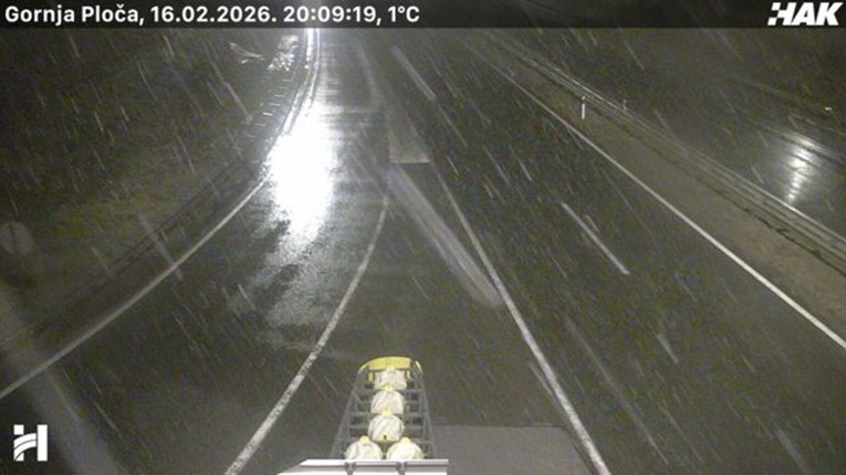 FOTO Mećava u Lici, dio A1 pod snijegom