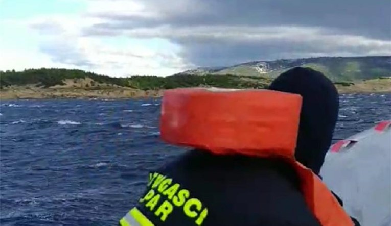 Brod pun turista nasukao se na Rabu. Vatrogasci spasili 38 ljudi