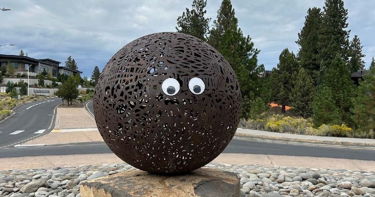 Grad u Oregonu zamolio građane da prestanu lijepiti plastične oči na skulpture