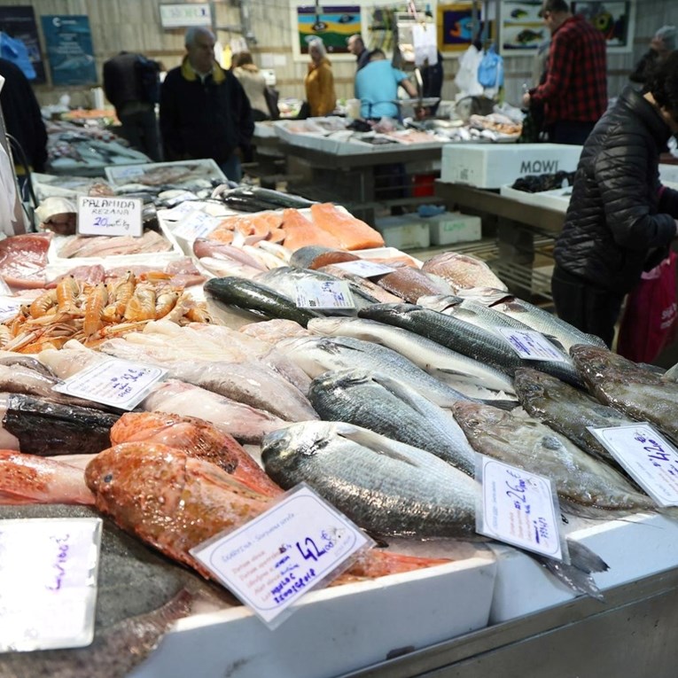 U ribarnici na Dolcu od jutra gužva, pogledajte kako se kreću cijene ribe