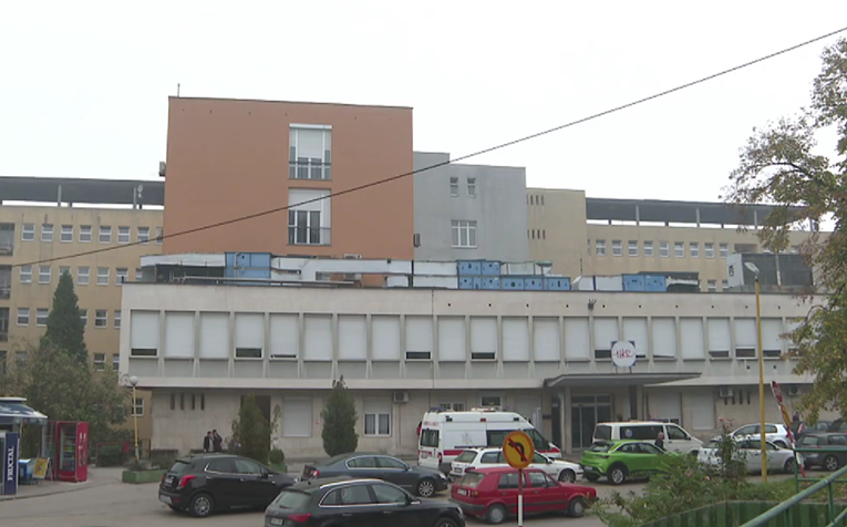 Ispred bolnice u Tuzli osvanula uvredljiva poruka za torcidaše i Delije