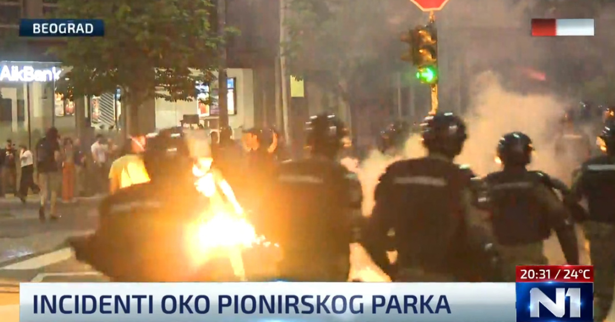 Ogroman prosvjed protiv Vučića. Krenuli incidenti, odjekuju eksplozije