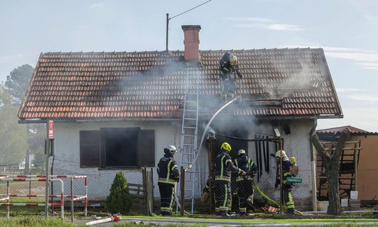 FOTO Zapalila se obiteljska kuća u Zagrebu, ozlijeđene tri osobe