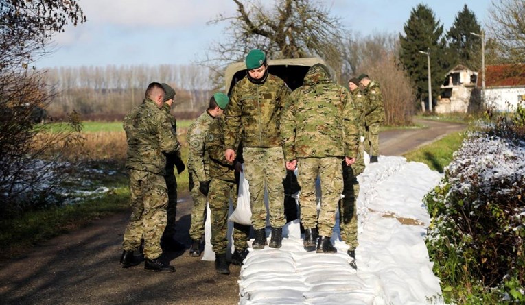 Banožić zahvalio hrvatskim vojnicima na angažmanu u obrani od poplava