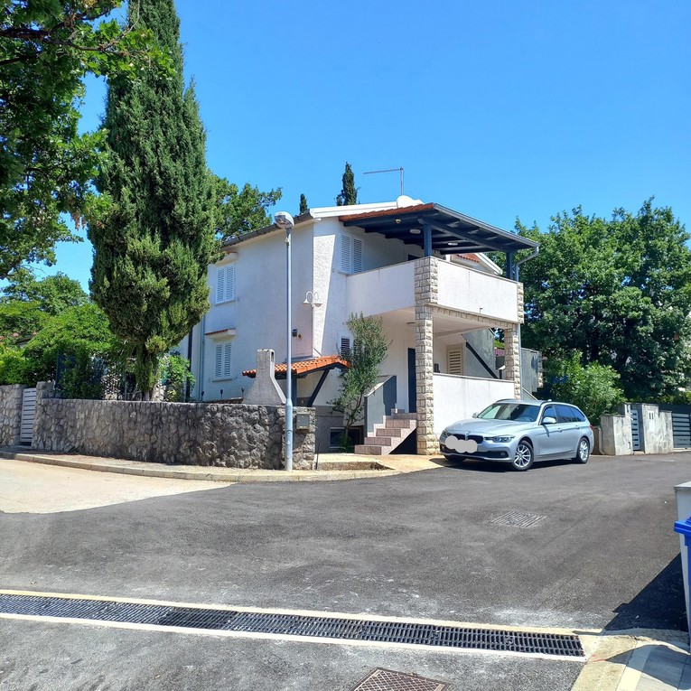 Kuća u Njivicama, svega 500 metara od plaže i centra, prodaje se za 465.000 eura