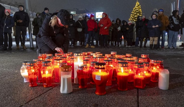 VIDEO Osječani pale svijeće za žrtve, učitelje i roditelje iz OŠ Prečko