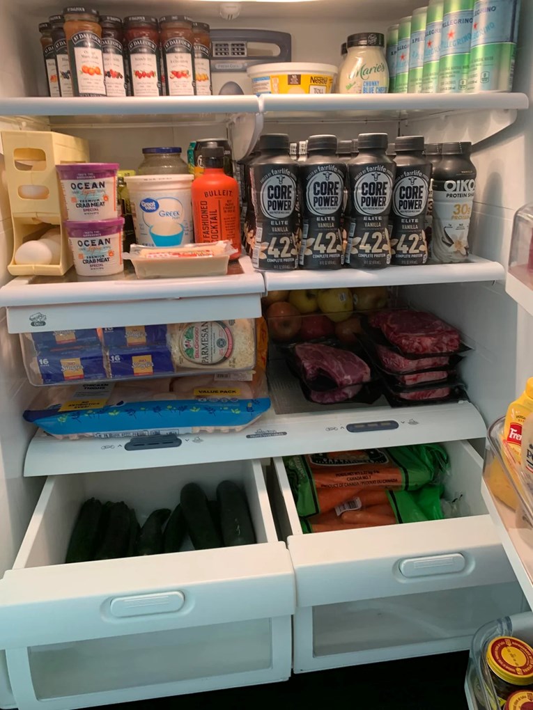 Pokazao hladnjak pa postao hit: "Djevojka mi kaže da nema što jesti"