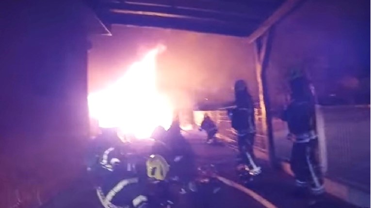 VIDEO Pogledajte kako zagrebački vatrogasci gase požar