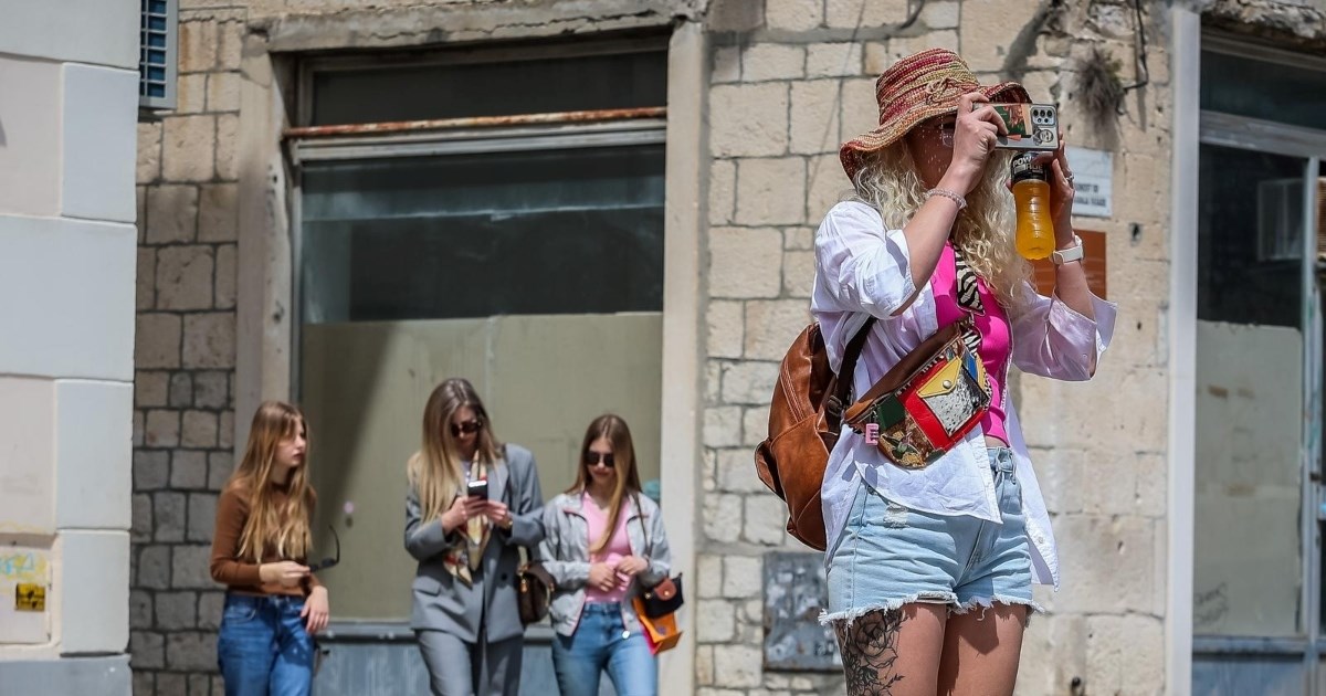 U liftu u Splitu osvanule upute za turiste: "Dvorišta crkvi nisu toaleti"