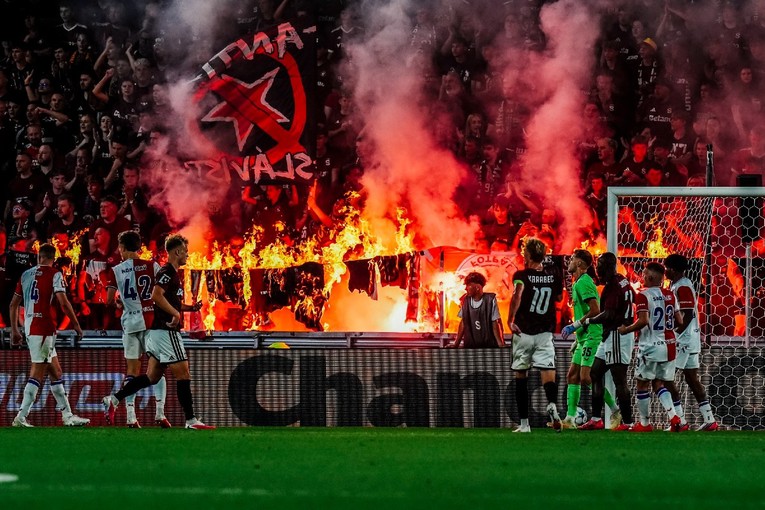 FOTO Skandal u Češkoj. Na derbiju osvanuo transparent posvećen Ratku Mladiću