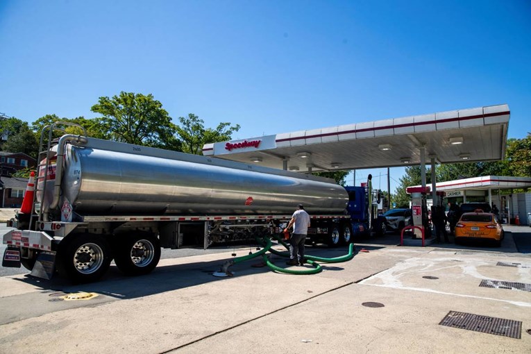 Cisterna s benzinom planula nakon udara u dalekovode u Teksasu
