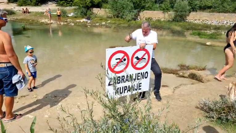 VIDEO Bulj tjerao ljude s izvora Cetine, mahao čekićem: Nećete pišat i sr*at ovde