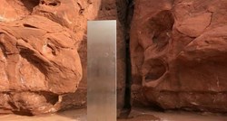 Monolit iz pustinje navodno je odvezen u kamionu, a u pijesku je ostala poruka