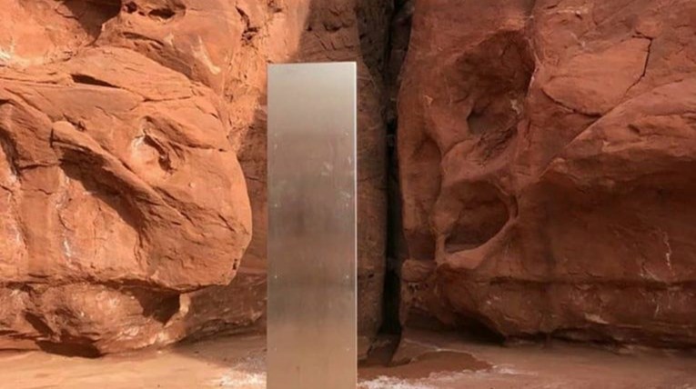Monolit iz pustinje navodno je odvezen u kamionu, a u pijesku je ostala poruka