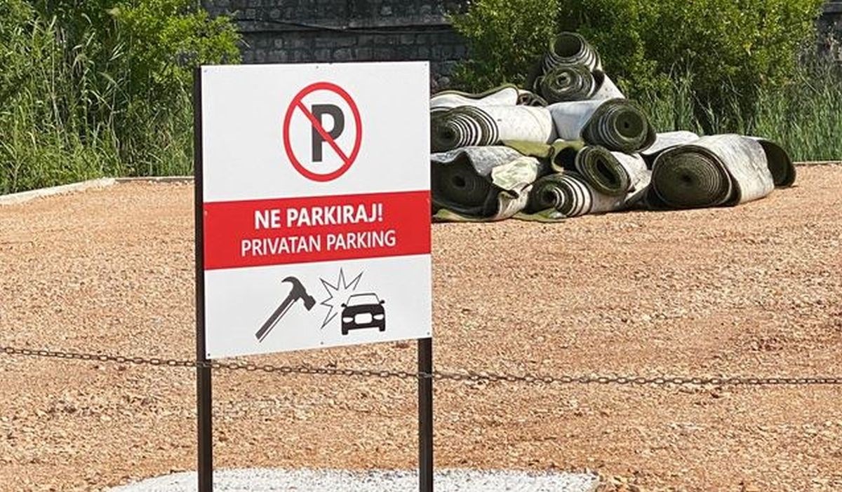 Znak upozorenja na parkingu nasmijao Hrvate: "Netko prijeti paukom, a netko..."