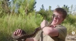 VIDEO Sina pokojnog lovca na krokodile ugrizla zmija, sve zabilježeno kamerom