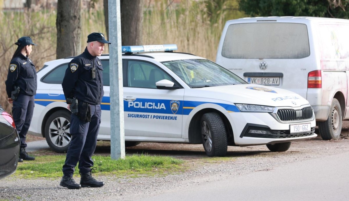 Autom s migrantima bježao policiji i zaglavio u blatu, ozlijeđeno troje djece