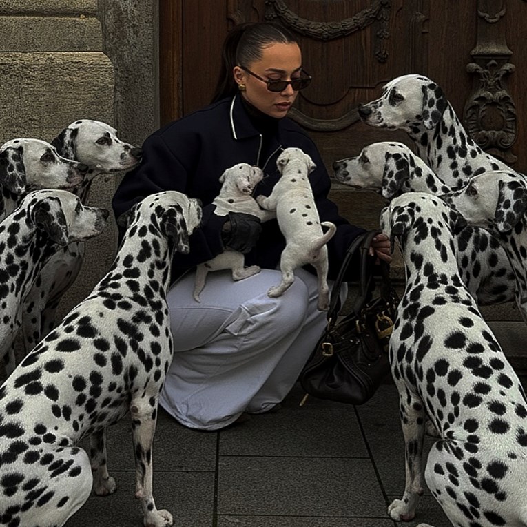 Internet preplavile fotke zgodnih cura s AI životinjama. O čemu se radi?