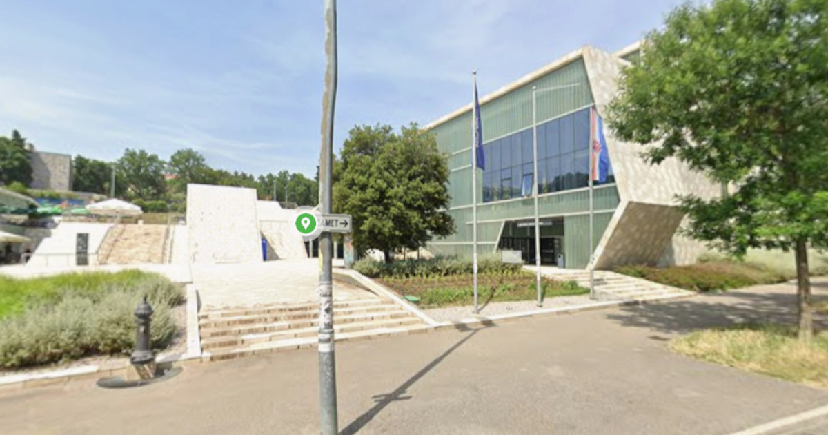 Maloljetnici s kapuljačama došli pred bus srpskih karataša u Rijeci. Oglasila se policija