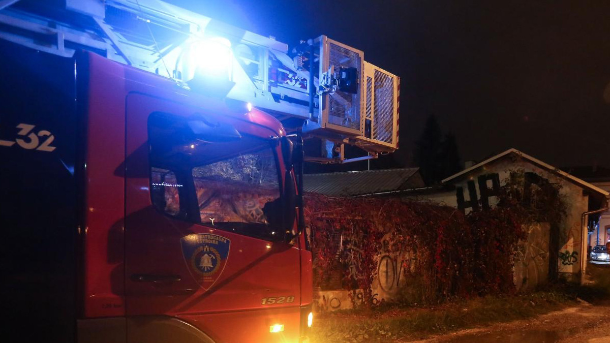 Izbio požar na kući u zagrebačkoj Dubravi, jednoj osobi pružena liječnička pomoć