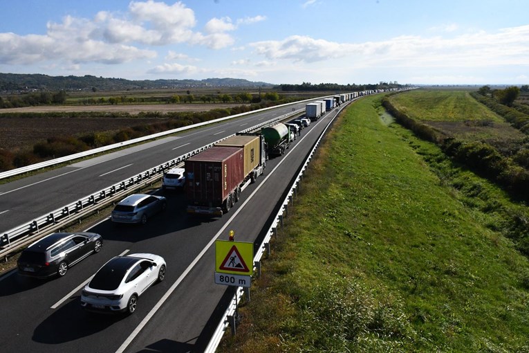 U Križevcima zaustavljen vozač neispravnog kamiona bez vozačke i s mobitelom u ruci