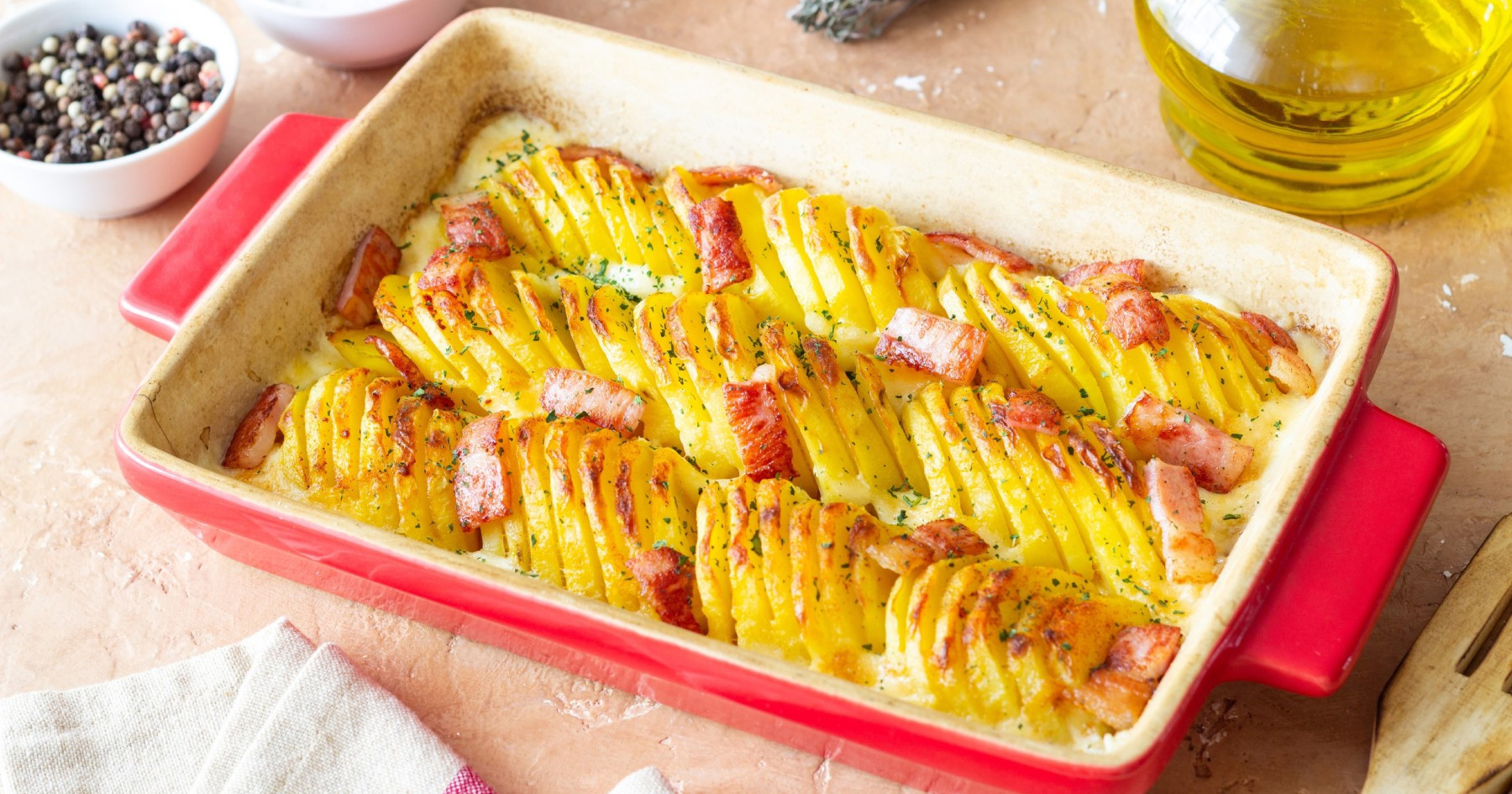 Imate hrpu krumpira i ne znate kako ga pripremiti? Zapecite ga sa sirom i slaninom