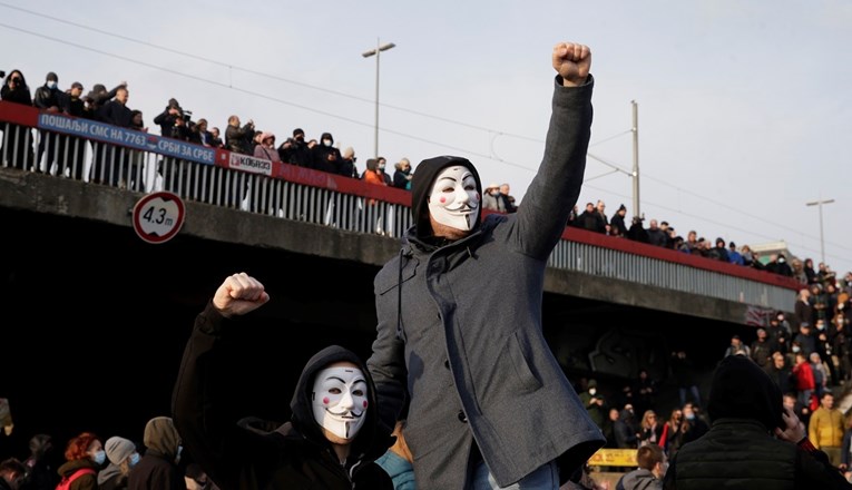 Srbija satima bila blokirana, deseci tisuća na ulicama. Došlo do masovnih tučnjava