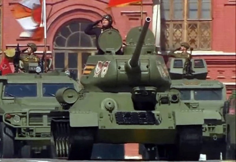 Na Putinovoj paradi u Moskvi bio jedan jedini tenk. Proizveden je prije 89 godina